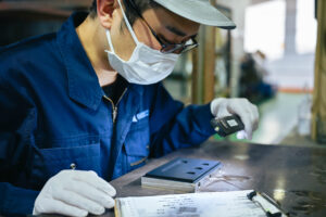 品質管理業務として製品の外観検査を行う様子